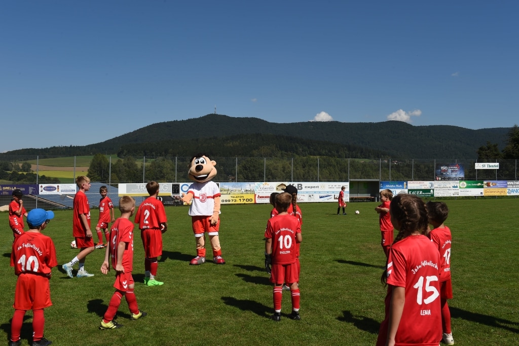 Jahni, das Maskottchen vom SSV Jahn Regensburg zusammen mit Kindern vom Ferien-Fußballcamp