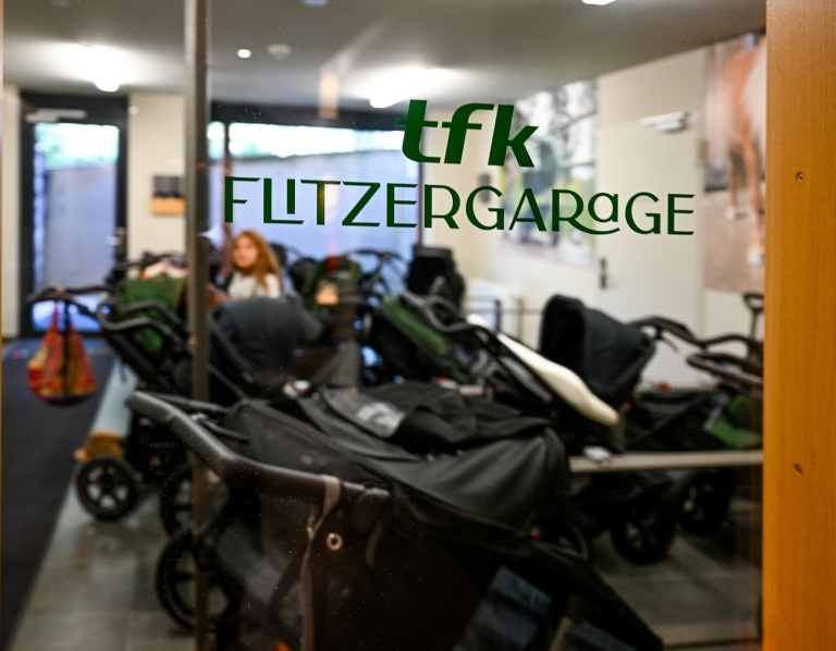 tfk Flitzergarage im ULRICHSHOF mit verschiedenen Modellen an Kinderwagen zum Ausleihen